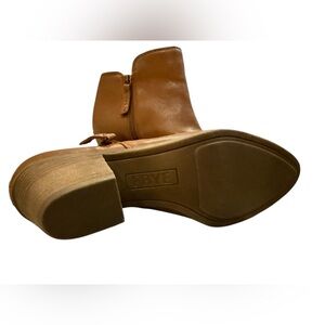 NEW Frye Carson Zip Bootie Cognac Brown Leather Ankle Boots 9.5M Heel Western